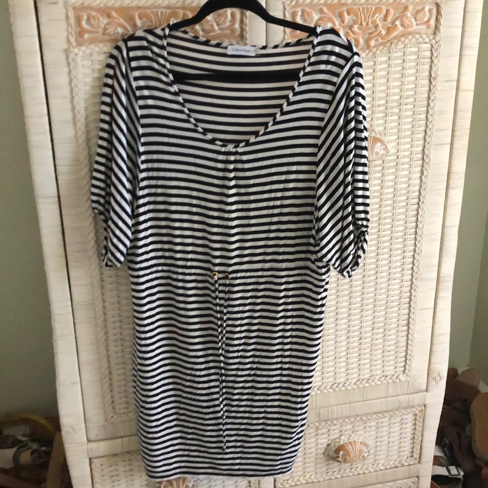 Black and white dress with elastic pull-in tie waist